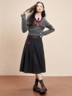 Gryffindor Side Slit Pleated Skirt Harry Potter and KYOUKO Collaboration Gryffindor Uniform, Gryffindor Outfit, Steampunk Fashion Female, School Uniform Fashion, Back To School Fashion, Harry Potter Outfits, Grey Pullover, A Skirt, Outfits With Hats