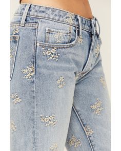 Denim With Embroidery, Jeans Pocket Embroidery, Girly Style Outfits, Jeans Ideas, Embroidery Denim, Denim Embroidery, Diy Jeans, Embroidered Pants, Floral Jeans