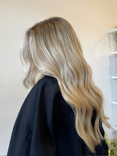 Vanilla Beige Blonde Hair Balayage, Warm Creamy Blonde Balayage, Dimensional Vanilla Blonde, Winter Golden Blonde Hair, Blonde Hair Winter, Blonde Hair Color Ideas For Fall Winter, Blonde Hair For Fall, Butter Blonde With Dimension, Butter Blonde Hair