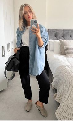 Minimalist Casual Outfits, Pale Jeans Outfit, Jeans With Tshirt, Teacher Outfits With Birkenstocks, Pop Of Color Work Outfits, Autumn Mum Outfits, Jeans And Sandals Outfit Casual Summer, Potatoe Shoes Outfit, Casual Urban Outfits Women