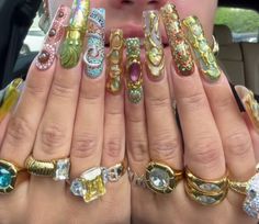 cluttered maximalist nails gold chunky rings whimsical aesthetic Naboo Aesthetic, Gold Chunky Rings, Maximalist Nails, Whimsical Aesthetic, Junk Nails, Hippie Nails, Nails Gold, Drip Nails, Crazy Nails