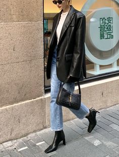 Long Skirt Ootd, Ootd Leather Jacket, 2022 Fall Style, Fall 2022 Trends, Fall Style 2022, Fashion Fall 2022, Summer 2022 Outfits, Leather Jacket Long, Outfit Mini Skirt