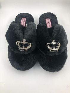 Couture Shoes, Crown Tiara, Black Flip Flops, Rhinestone Crown, Juicy Couture Black, 2000s Fashion Outfits, Girly Shoes, New Rock, Aesthetic Shoes