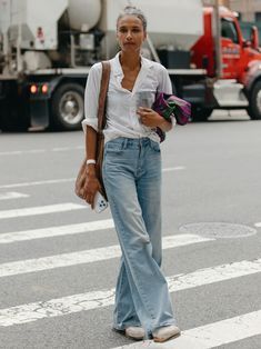 #Wide Leg Jeans# Casual Work Outfits Street Style, Bermuda Jeans Outfit, Wide Leg Jean Outfits, Wide Jeans Outfit, Wide Leg Jeans Outfit Summer, Edgy Summer, Haircuts Short Hair, White Tops Outfit