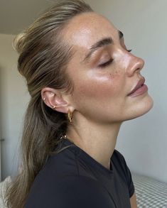 Bronzer Makeup Look, Makeup For Olive Skin Tone, Clean Makeup Aesthetic, Clean Natural Makeup, Natural Makeup Glowy, Ušný Piercing, Minimalist Makeup, Summer Makeup Looks, Dewy Makeup