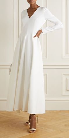 Carolina Herrera Gown, Wedding Dress Ideas, Crepe Gown, Royal Outfits, Matthew Williamson, Stretch Crepe, Designer Accessories, Designer Dress, Pure Beauty