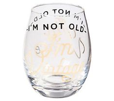 a wine glass that says i'm not old, i'm not vintage