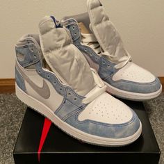 Brand New Air Jordan 1 Retro High Og Gs In Hyper Royal/White, Comes With The Original Box And Original Packaging. Perfect Style And Beautiful Color To Wear All Year Round. Size 4.5y Which Is The Same As Size 6 In Women’s. Jordan 1 High Hyper Royal, Red Air Max, Nike Waffle Trainer, Nike Vomero, Nike Free Run 2, Running Sneakers Women, Nike Waffle, Purple Sneakers, Nike Classic