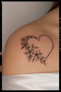 Heart Tattoo... Wrist Tattoos Girls, Tato Minimal, Amazing Tattoos, Stylist Tattoos, Women's Tattoo, Black Tattoo, Discreet Tattoos