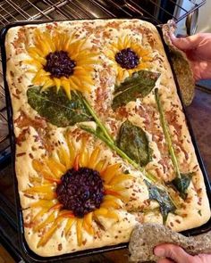 Foccacia Art Bread, Thanksgiving Focaccia Art, Autumn Focaccia, Decorative Focaccia Bread, Focaccia Bread Art Thanksgiving, Fall Focaccia Bread, Foccacia Bread Art Recipes, Fall Focaccia, Thanksgiving Focaccia