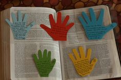 The mom picked a scripture for each child that she prayed for them for an entire year.  She traced their hand, wrote the scripture on it, laminated it, and placed it in her Bible.  What a great idea! Bible Help, Bible Learning, Baby Wise, God's Eyes, Kids Faith, Power Book, Proverbs 22, Family Devotions