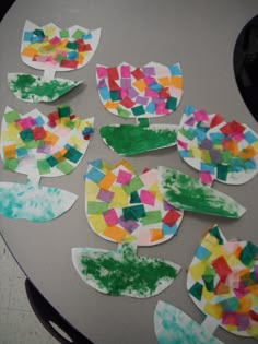 the paper plates are made to look like flowers and have been cut out with colored papers