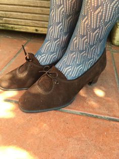 Original Woman Shoes Vintage from the 40's Very comfortable lace up shoes in brown suede. Medium Heel. Super comfort insole. Very delicate and artisan details. MADE IN ITALY INSOLE LENGTH 9 inches WIDTH AT THE MAXIMUM POINT 3,25 inches HEEL HEGHT 2 inches SIZE: 36 (marked on the shoes is 6 which means 36) BRAND: Gioiello WOMEN'S FOOTWEAR CONVERSION  Euro      US     UK    34.5        4      2    35           4.5        2.5    35.55        3    36        5.5        3.5    36.56        4    37 1940s Woman, Italian Shoes, Woman Shoes, Vintage Shoes, Brown Suede, Womens Heels, Lace Up Shoes, Chukka Boots, Shoes Women Heels