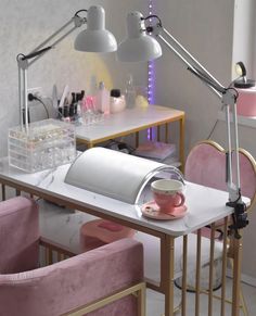 Nails Buissnes, Nail Room Ideas Home, Pink Nail Salon, Nail Organization, Nail Room Ideas, Tech Room, Beauty Room Salon, Nail Desk, Brown Acrylic Nails