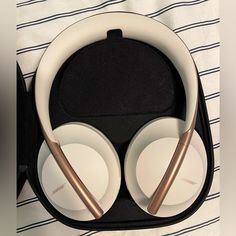 Bose 700 Noise Cancelling Headphones Limited Edition Rose Gold and White Bose 700, Japan Fits, Apple Headphone, Noise Cancelling Headphones, Audio System, Audiophile, Rose Gold Color, Noise Cancelling