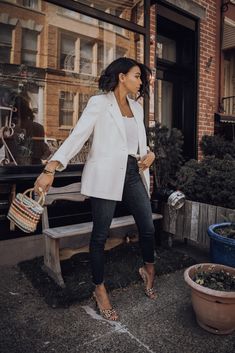 Blazer Outfits Work, Cream Blazer Outfit, White Jacket Outfit, Work Blazer Outfit, Jeans Blazer Outfit, Blazer Outfit Ideas, Ny Outfits