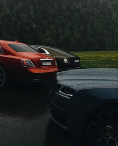 two cars parked next to each other in the rain