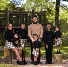 Khaki And Black Family Pictures, Black Family Christmas Photoshoot Ideas, Black Christmas Family Photoshoot, All Black Family Christmas Pictures, 5 Kids Family Pictures, Brown Theme Family Photoshoot, Cute Family Christmas Photos Outfits, Family Christmas Pictures Outfits Black