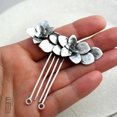 🌵 silver hair comb made of brass with beautiful succulent leaves - Botanik Design 🌵 This handcrafted hair accessory is a beautiful unique piece - 100% handcraft from my workshop in Spain.  Material: brass, silver-plated (fine silver bath)  Dimensions: cast part leaves: approx. 6.7cm x 2.9cm, insert comb: length 4.4cm, total: 6.7cm x 7.2cm.  The decorative hair ornament is especially intended for weddings, as bridal jewelry it can be beautifully fitted into an updo or a bun. Of course, the hair Cast Jewelry, Silver Bath, Succulent Leaves, Leaf Structure, Decorative Hair Combs, Silver Hair Comb, Silver Hair Pin, Wedding Unique, Metal Comb