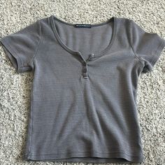 Brand New Never Worn Top Perfect Conditions Brandy Melville Tee Shirt, Clothes Shirts & Tops, Brandy Melville Basics, Cute Shirts Aesthetic, Brandy Clothes, Brandy Melville Clothes, Brandy Melville Zelly Top, Brandy Shirt, 2019 Aesthetic