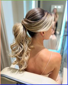 Learn how to fishtail braid step by step with our comprehensive guide. Perfect your hairstyles effortlessly. Start now! Curly Low Ponytail, Ponytail With Volume, Ponytail Hairstyles For Women, Low Pony Hairstyles, How To Fishtail, Bridal Ponytail, Wedding Ponytail, Low Ponytail Hairstyles, Chic Ponytail