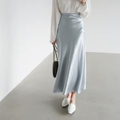 Skirt Classy Outfit, Feminine Modest Outfits, Satin Skirt Outfit Classy, Modest Looks, Long Silk Skirt, Long Skirt Fashion