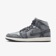 Nike Air Jordan 1 Mid su ženske lifestyle patike inspirisane prošlošću, a dizajnirane za budućnost.   Vrhunska udobnost kultnog izgleda nastavlja da prenosi ... Air Jordan 1 Mid Se, Nike Air Jordan 1 Mid, Air Jordan 1 Mid, Jordan 1 Mid, Nike Air Jordan, Jordan 1, Air Jordan