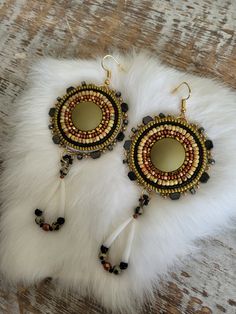 18K Gold coated hooks Supplies: -hide -dentalium shells -seed beads -string -hooks -birch bark -glue Indigenous Earrings Beaded, Beaded Moon Earrings, Dentalium Earrings, Earring Painting, Gold Beaded Earrings, Beadwork Ideas, Native American Beadwork Patterns, Flower Pattern Drawing, Earring Inspo