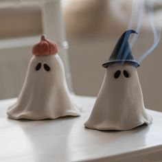 Ceramic House Candle Holder, Air Dry Clay Ghosts Diy, Slap Pottery, Clay Ideas Halloween, Pottery Ghost, Das Clay, Halloween Decor Diy, Ghost Candles, Boo Tiful