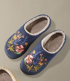 Casual Slippers With Faux Fur Lining, Casual Slippers With Faux Fur Lining For Spring, Wool Slippers Pattern, Pin Terest, Quirky House, Floral Slippers, Wool Clogs, Fleece Socks, Pinterest Contest