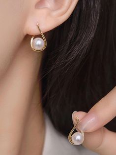 Fashion Jewelry Necklaces Gold, Gold Pearl Jewelry, Indian Jewellery Design Earrings, Faux Pearl Earrings, Gold Rings Fashion, Luxury Earrings, Jewelry Design Earrings, Classy Jewelry, Wedding Bridal Jewellery