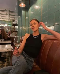 Fancy Restaurant Outfit Ideas, Outfit Ideas For Restaurant, Dinner Pose Ideas, Restaurant Instagram Pics, Dinner Instagram Pictures, Dinner Poses Instagram, Restaurant Pose Ideas, Fancy Restaurant Outfit, Dinner Poses