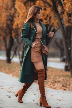 Breeders Cup Fashion 2022, Autumn Women Outfits, Brown Boots Outfit Office, Lunch Outfit Ideas Classy, Fall Lunch Outfit Ideas, Fall Street Style 2023, Thanksgiving Outfits Women 2022, Fall Coat Outfits, Thanksgiving Outfit 2023