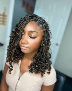 Short Boho Box Braids Hairstyles, Knotless Goddess Box Braids Bob, Brown Boho Bob Knotless Braids, Boho Knotless Braids Bob Color, Boho Bob Braids With Color, Crochet Braid Bob Hairstyles, Short Bohemian Knotless Braids Color, Boho Braids Bob Black Women, Boho Knotless Braids Bob With Color