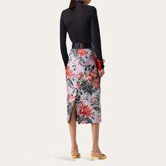 Carolina Herrera pencil skirt in an allover floral print finish Hem falls below the knee Pencil style Back zip closure  Linen/polyester/nylon/polyamide Dry clean Made in Italy Midi Pencil Skirt, Midi Skirt Pencil, Carolina Herrera, The Knee, Pencil Skirt, Tops Designs, Floral Print, In Italy, Floral Prints