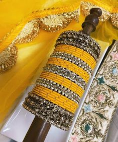 Eid Vibes, Khan Khan, Bangle Ceremony, Wedding Chura, Bride Heels, Pakistani Jewellery, Wedding Bangles, Rajputi Jewellery