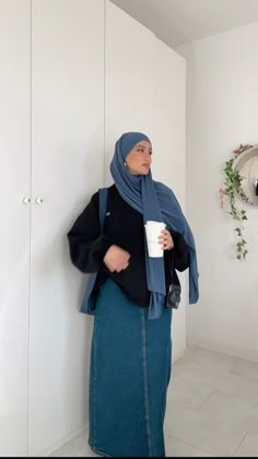 Jeans Skirt Winter Outfit, Hijabi Jeans Skirt Outfits, Long Denim Skirt Outfit Hijab, Hijabi Denim Skirt Outfit, Long Jeans Skirt Outfit Hijab, Denim Skirt Hijab Outfit, Hijabi Jeans Outfit, Jupe En Jean Outfit, Denim Skirt Outfit Hijab