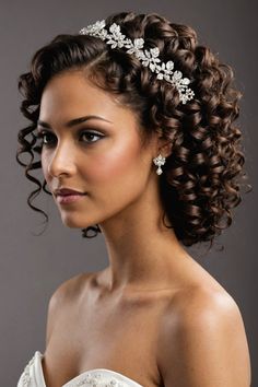 Bride Curly Hairstyles Natural Curls, Indian Bride Curly Hairstyles, Bridal Hair Accessories Curly Hair, Natural Curly Hair Bride Wedding Day, 3b Curly Wedding Hairstyles, Curly Hair Braids, Chic Short Hair, Curly Wedding Hair, Romantic Updo