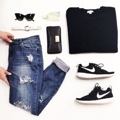 25 Inspiring Fall Flat Lays From Instagram | StyleCaster Jeans And Nike Sneakers Outfit, Black Adidas Running Shoes, Nike Factory, Nike Sneakers Outfit, Outlet Nike, Nike Free Runners, Fall Flats, Black And White Nikes, Nike Free Run