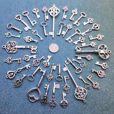 a bunch of keys arranged in a circle