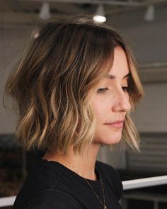 Ombre Highlights Short Hair, Bob With Wavy Hair, Hair Styles2023, Bob Hairstyles Wavy Hair, Short Bob Balayage, Short Hair With Blonde Highlights, Highlight Short Hair, Short Bob Haircuts With Layers, Short Highlighted Hair