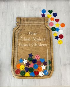 a wooden board with buttons and words on it that says our class makes good choices