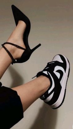 Heel Pictures Aesthetic, 2160x3840 Wallpaper, Model Poses Photography, Photo Instagram, Model Poses, Korean Girl, Nike Air Force, Tik Tok, Photography Poses