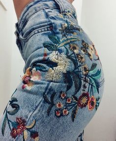 Embroidered Jeans Outfit, Vetement Hippie Chic, Denim Outfits, Outfit Jeans, Embroidered Jeans, Cute Summer Outfits, Outfits Casual, Ladies Dress Design