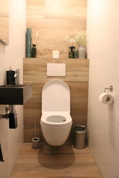 Toilet Small Toilet Design, Small Shower Room, Wood Toilet, Wc Design, Small Bathroom Layout, Restroom Design, Small Toilet