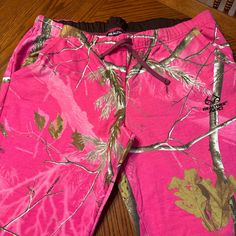 Nwot Real Tree Hot Pink Camo Women’s Size 2x Fleece Joggers Pink And Camo Outfit, Realtree Pants, Camo Sweatpants, Hunting Pants, Camo Outfits, Real Tree, Pink Camo, Fleece Joggers, Urban Chic