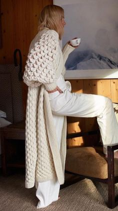 Date Outfit, Style Winter, Knitwear Fashion, Chunky Knit Cardigan, Knit Outfit, Winter White, Crochet Fashion, White Sweaters