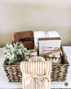 Cadeaumand man & vrouw; voorbeelden cadeaupakket samenstellen en vulling voor mandje - Mamaliefde Real Estate Gift Basket, Style With Braids, Money Gifts Christmas, Sofa In Living Room, Chenille Blanket, Real Estate Gifts, Dollar Store Diy Projects, Paper Christmas Ornaments