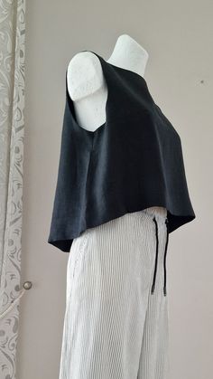 "Linen black top - Loose Fit - Pleated back   Fabric of top: washed linen 100%, light weight linen ( flax)  SIZE CHART: SIZE XS (mostly USA/CA-2, UK-4, AU/NZ-6, JAP-5, EU-32) Bust/Waist/Hips 80cm/60cm/88cm 31.5\"/25.2\"/34.5\" SIZE XS/S (mostly USA/CA-4, UK-6, AU/NZ-8, JAP-7, EU-34) Bust/Waist/Hips 84cm/64 cm/92cm 33\"/26.5\"/36.2\" SIZE S (mostly USA/CA-6, UK-8, AU/NZ-10, JAP-9, EU-36) Bust/Waist/Hips 88cm/68cm/96cm 34.5\"/28.5\"/37.7\" SIZE M (mostly USA/CA-8, UK-10, AU/NZ-12, JAP-11, EU-38) Bust/Waist/Hips 92cm/72cm/100cm 36.2\"/30\"/39.5\" SIZE L (mostly USA/CA-10, UK-12, AU/NZ-14, JAP-13, EU-40) Bust/Waist/Hips 96cm/76cm/104cm 37.7\"/31.5\"/41\" SIZE L/XL (mostly USA/CA-12, UK-14, AU/NZ-16, JAP-15, EU-42) Bust/Waist/Hips 100cm/80cm/108cm 39.5\"/33\"/42.5\" SIZE XL (mostly USA/CA-14, U Black Linen Spring Vest, Fitted Black Linen Top, Black Sleeveless Vest Top, Black Sleeveless Linen Vest, Casual Black Blouse With Vest Detail, Casual Black Vest-style Blouse, Casual Black Blouse With Vest, Chic Cropped Vest Top, Black Cropped Vest Top