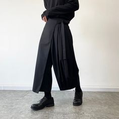 Hakama Pants, 일본 패션, Side Pants, Pants Details, Black Clothing, Asymmetrical Skirt, Looks Chic, Ankle Length Pants, Jodhpur